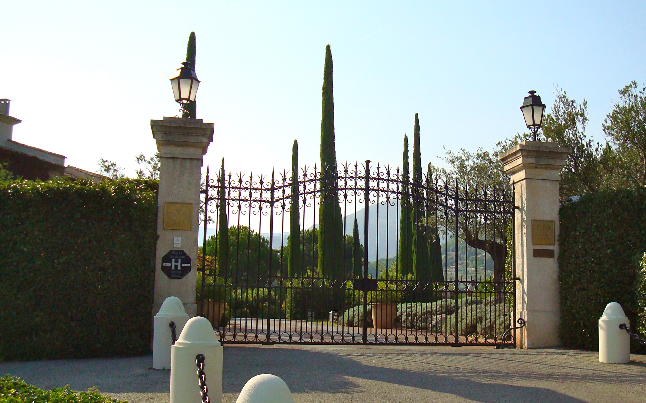 DSC01345 Gates at St. Martin