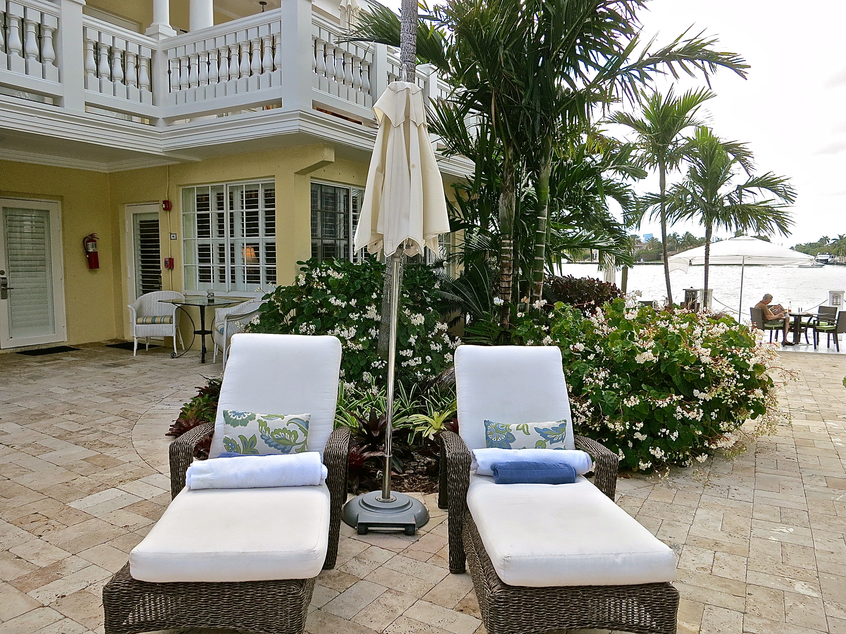 Poolside Lounges