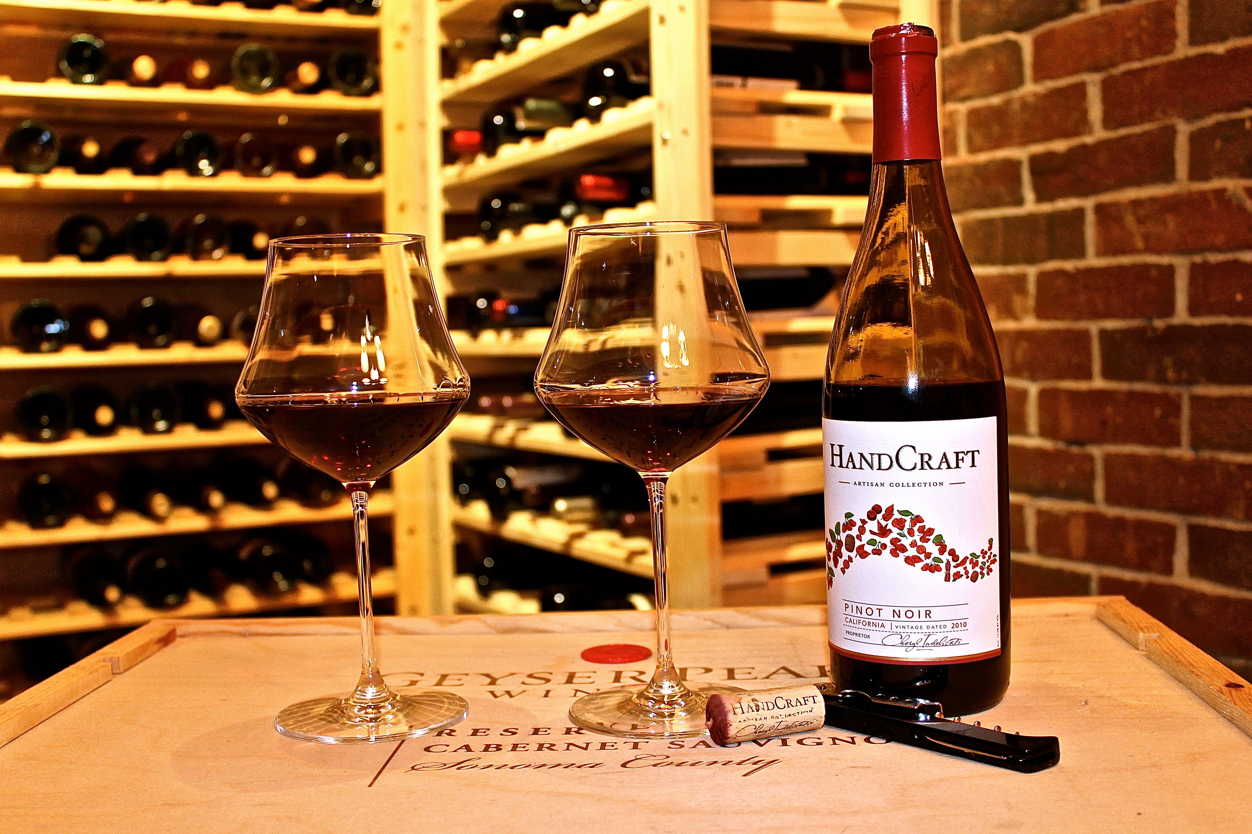 HandCraft Pinot Noir In Whirl Wine Glass