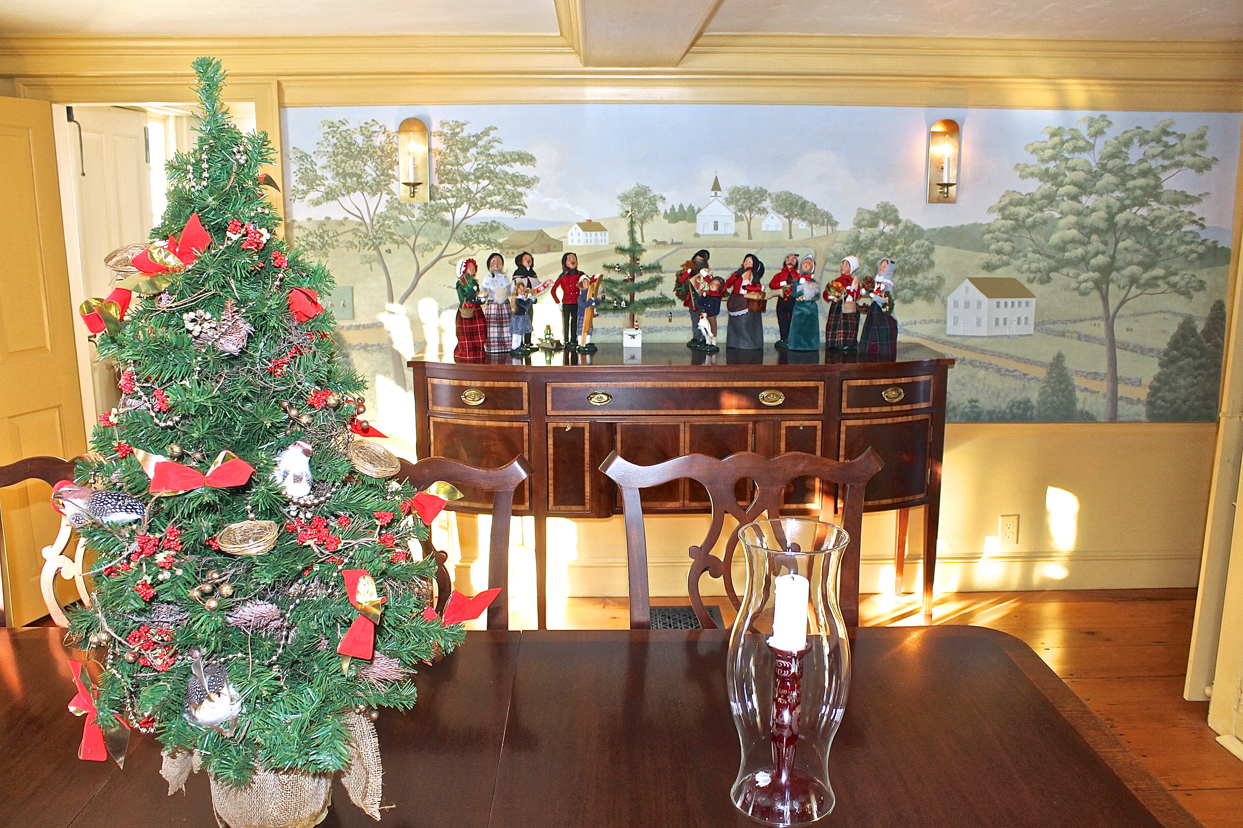 The Dining Room Murals Depict Some Of The Historic Buildings In Town