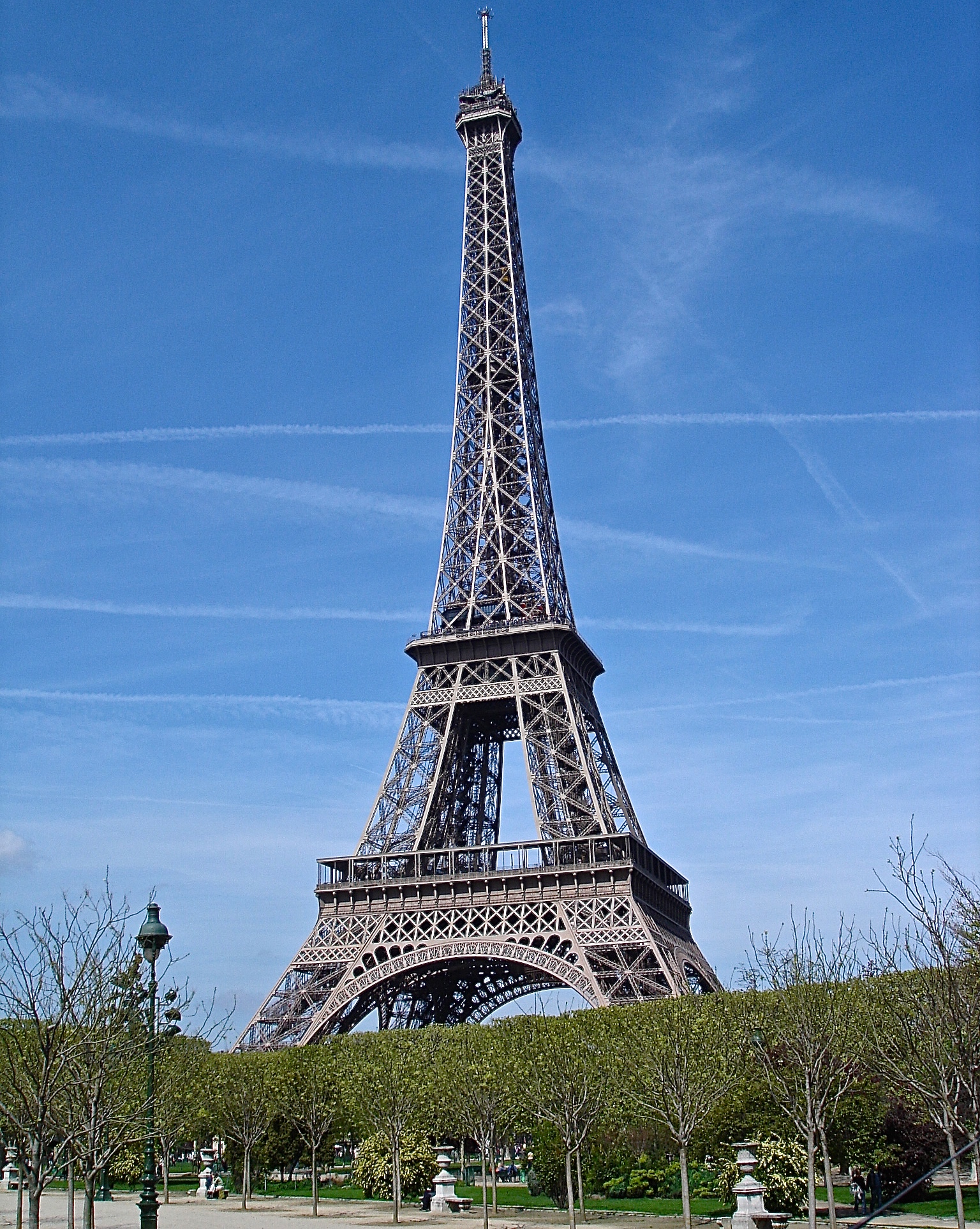 A Park Bench Close To The Eiffel Tower Would Be A Great Place For A Picnic