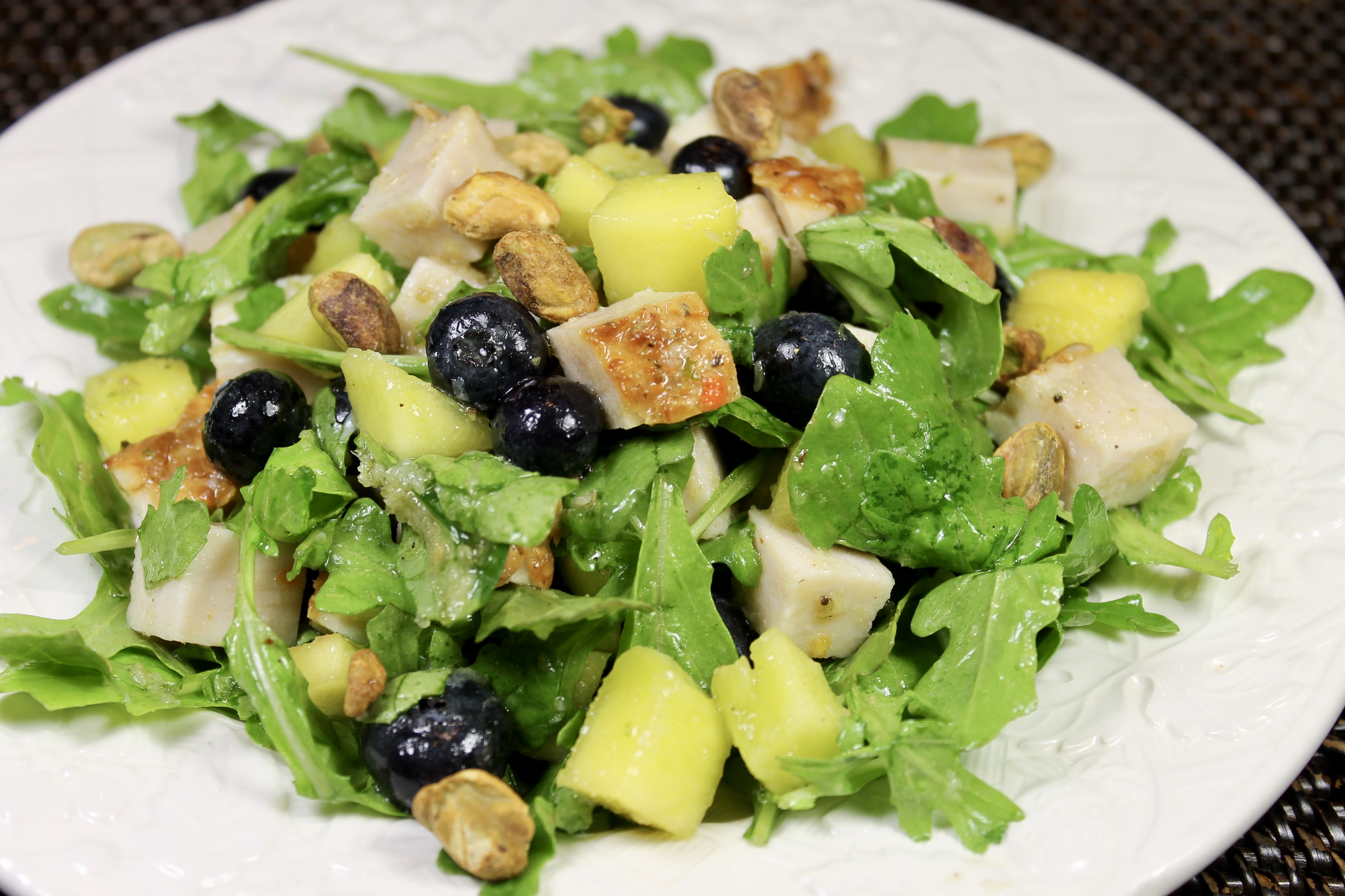 arugu;a-chicken-salad-with-mango-blueberries-and-pistachios