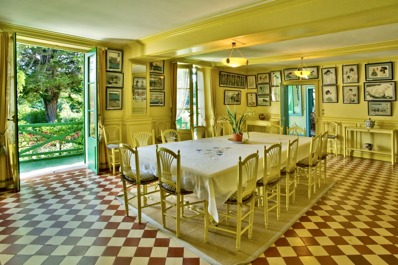 Monet's yellow dining room