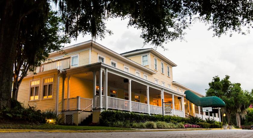 the historic lakeside inn
