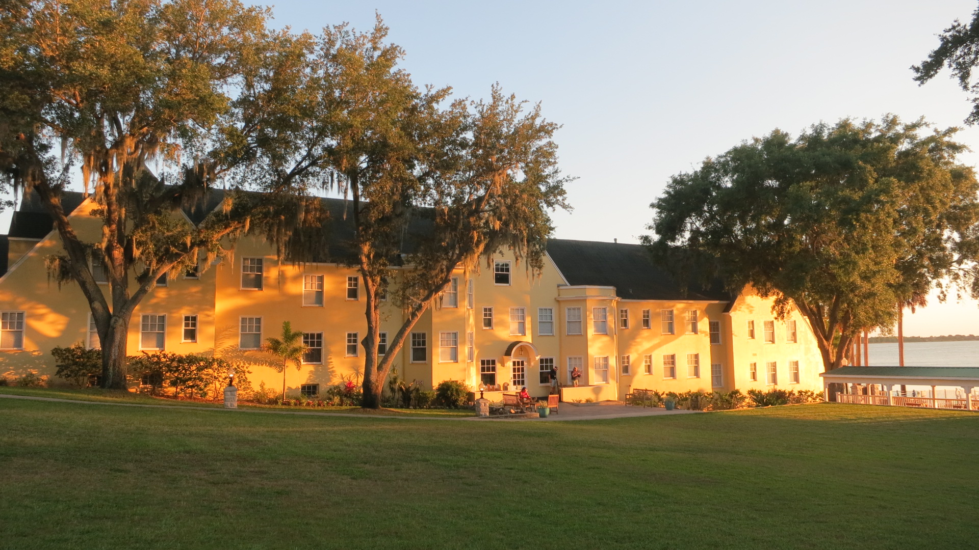 the lakeside inn