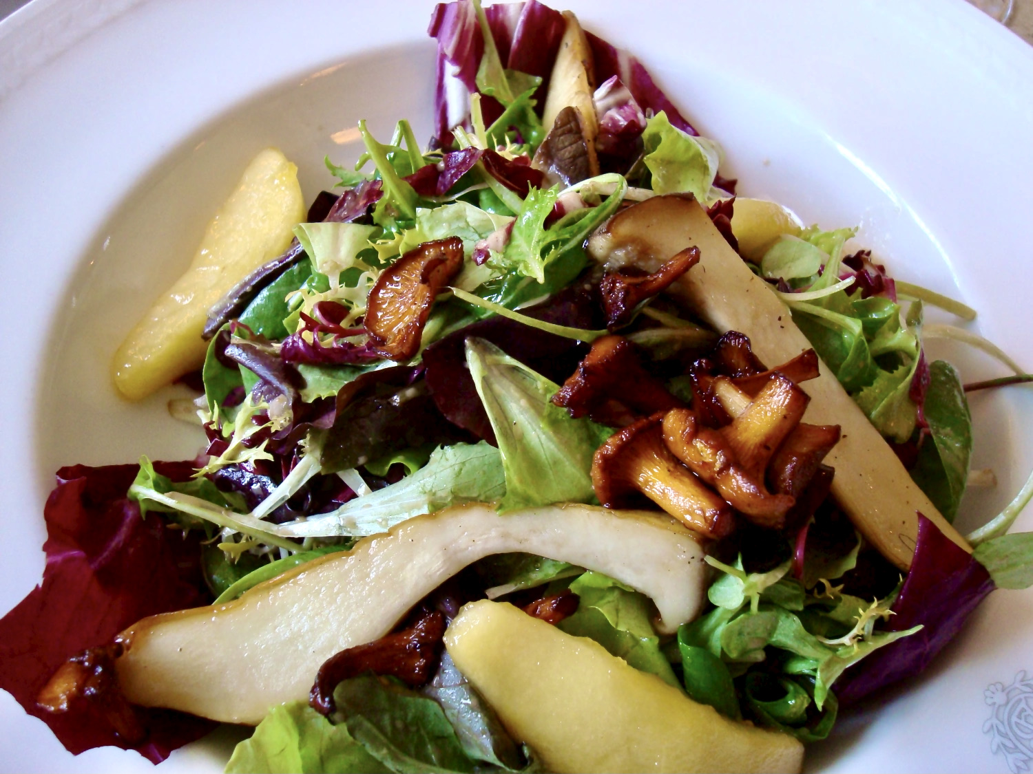 salad with roasted pears and mushrooms