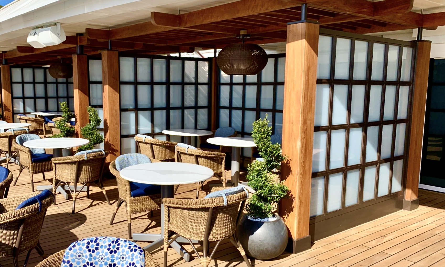 outside dining la veranda