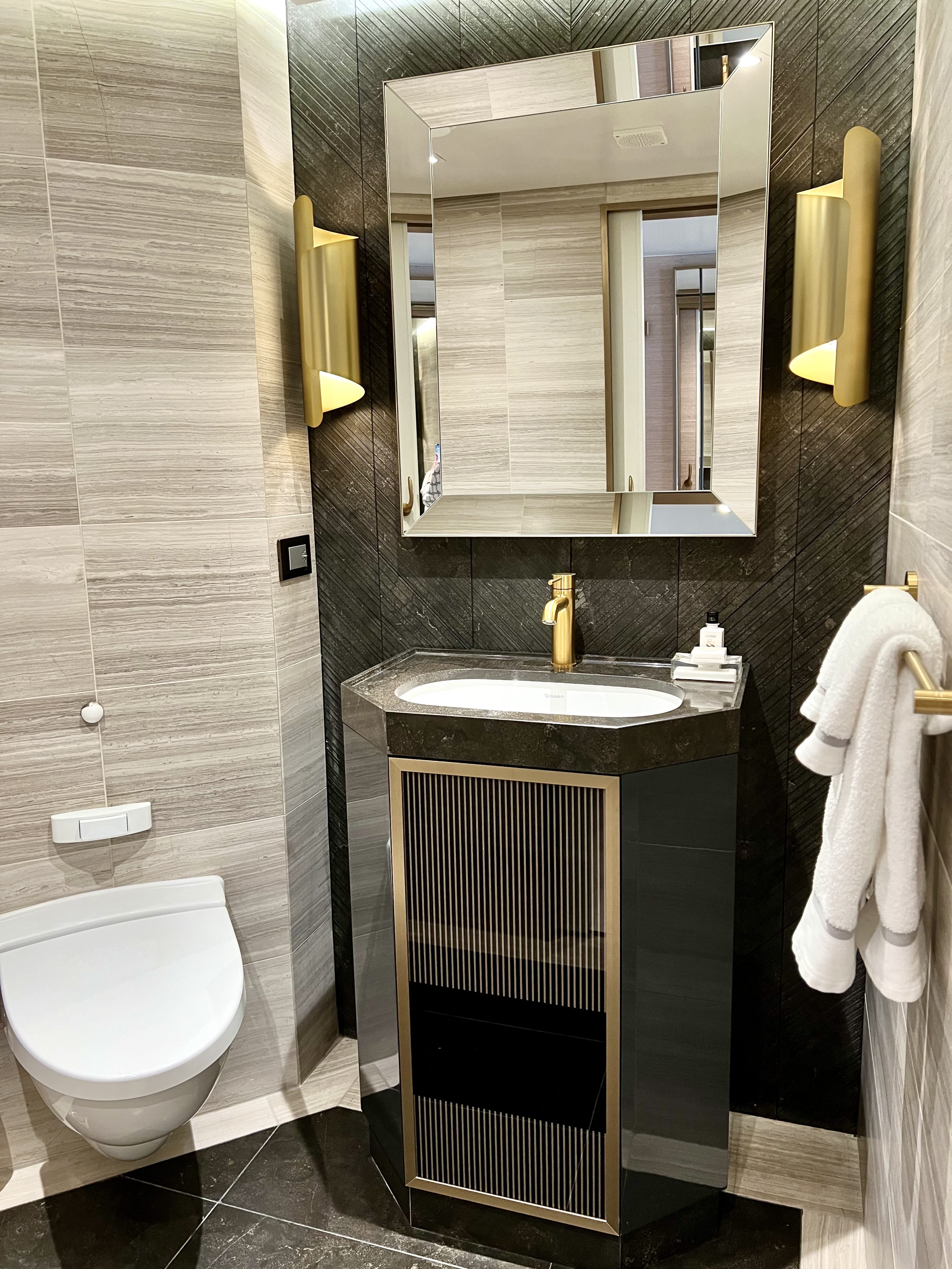 splendor suite powder room