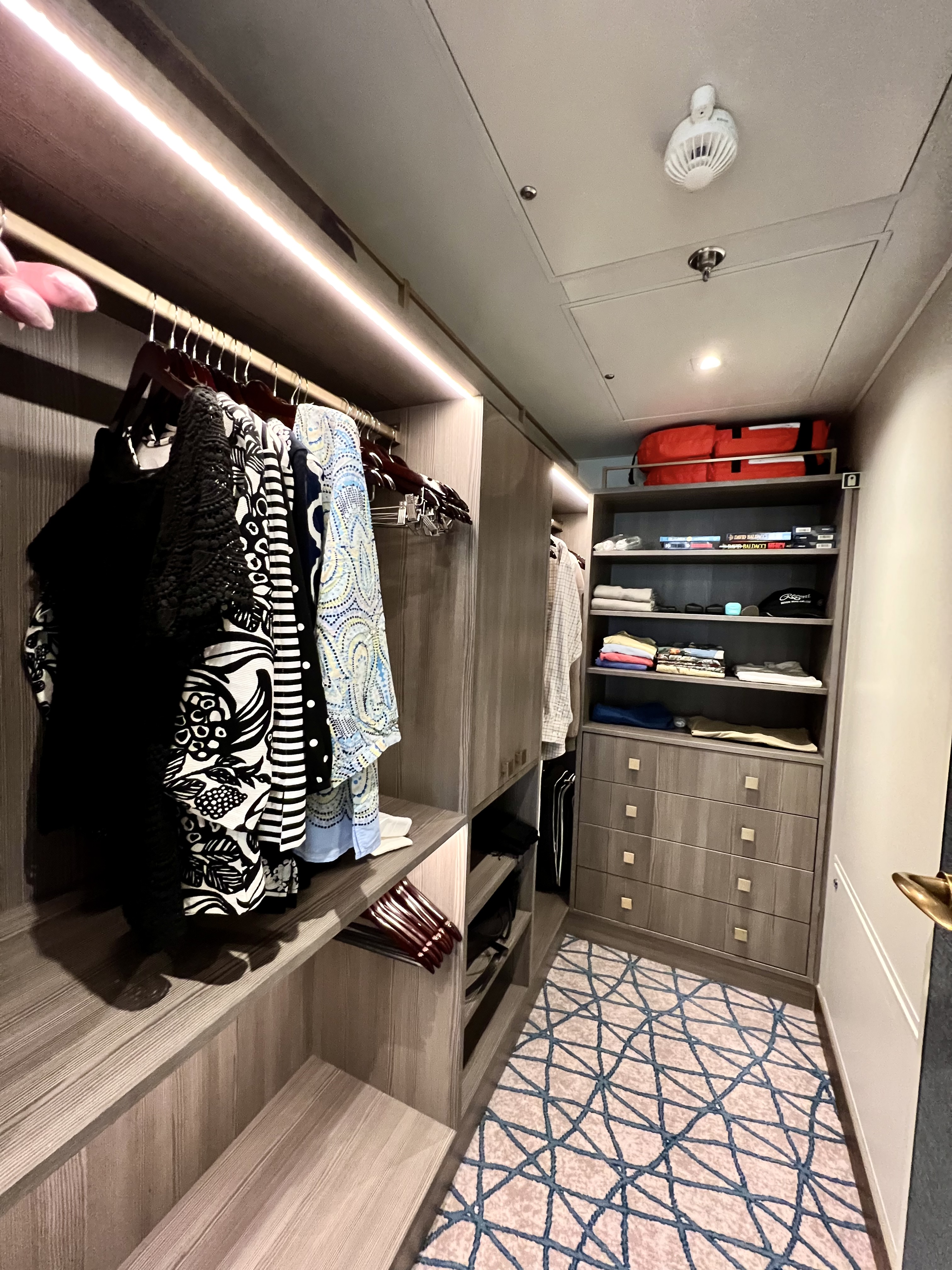 splendor suite walk in closet