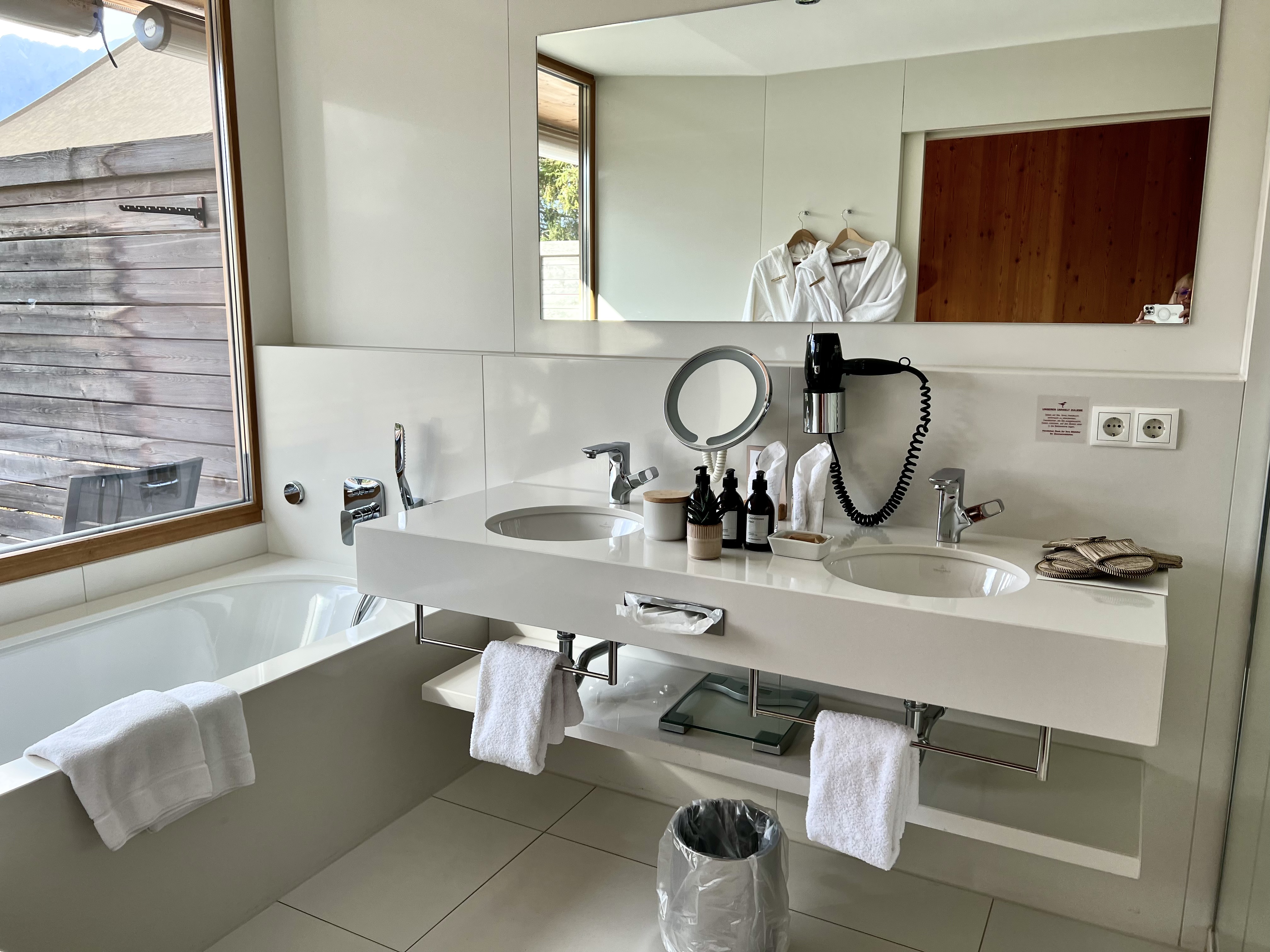 Das Kranzbach Panorama Double Room Bathroom