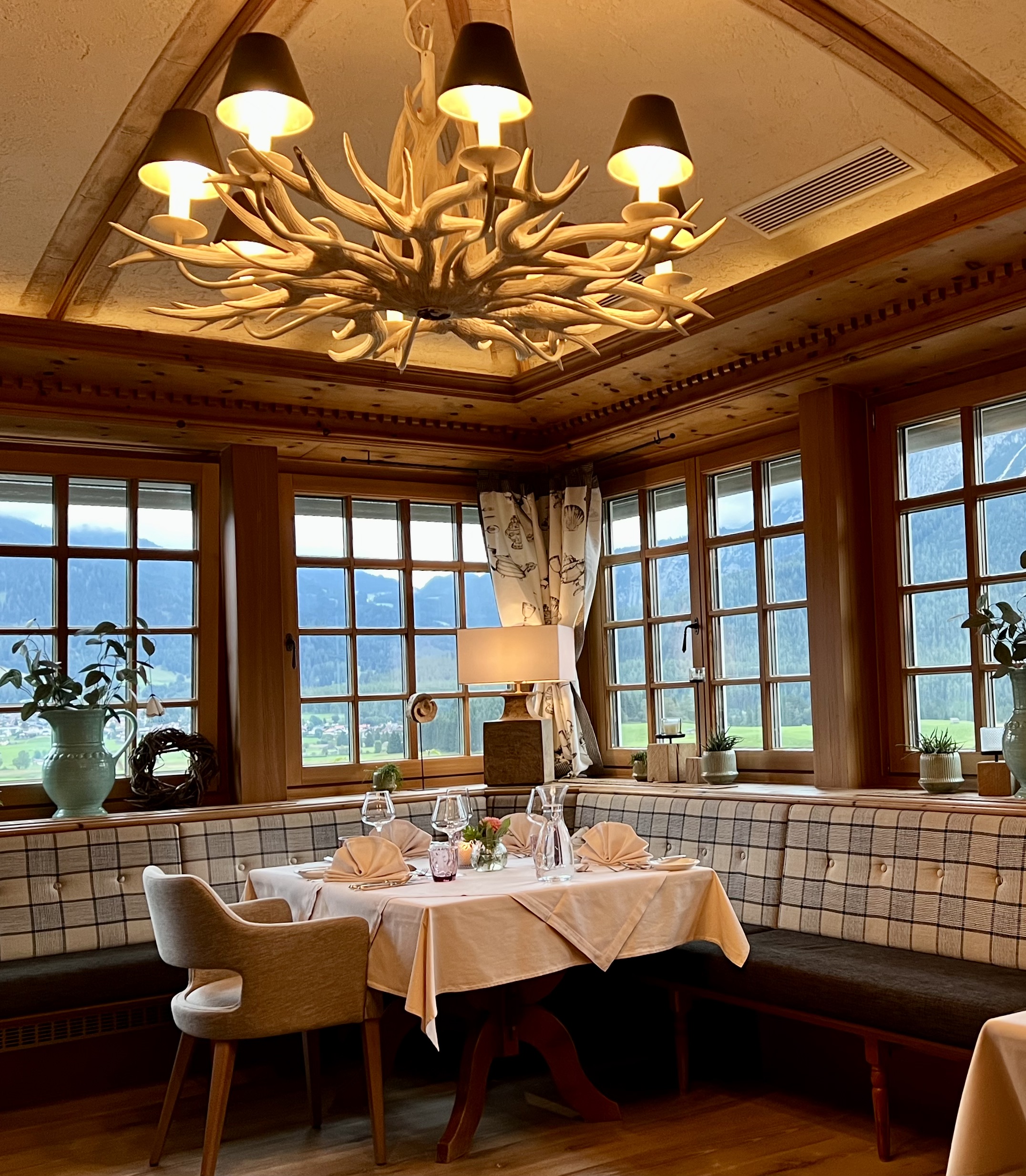 dining room at post hotel Lermoos
