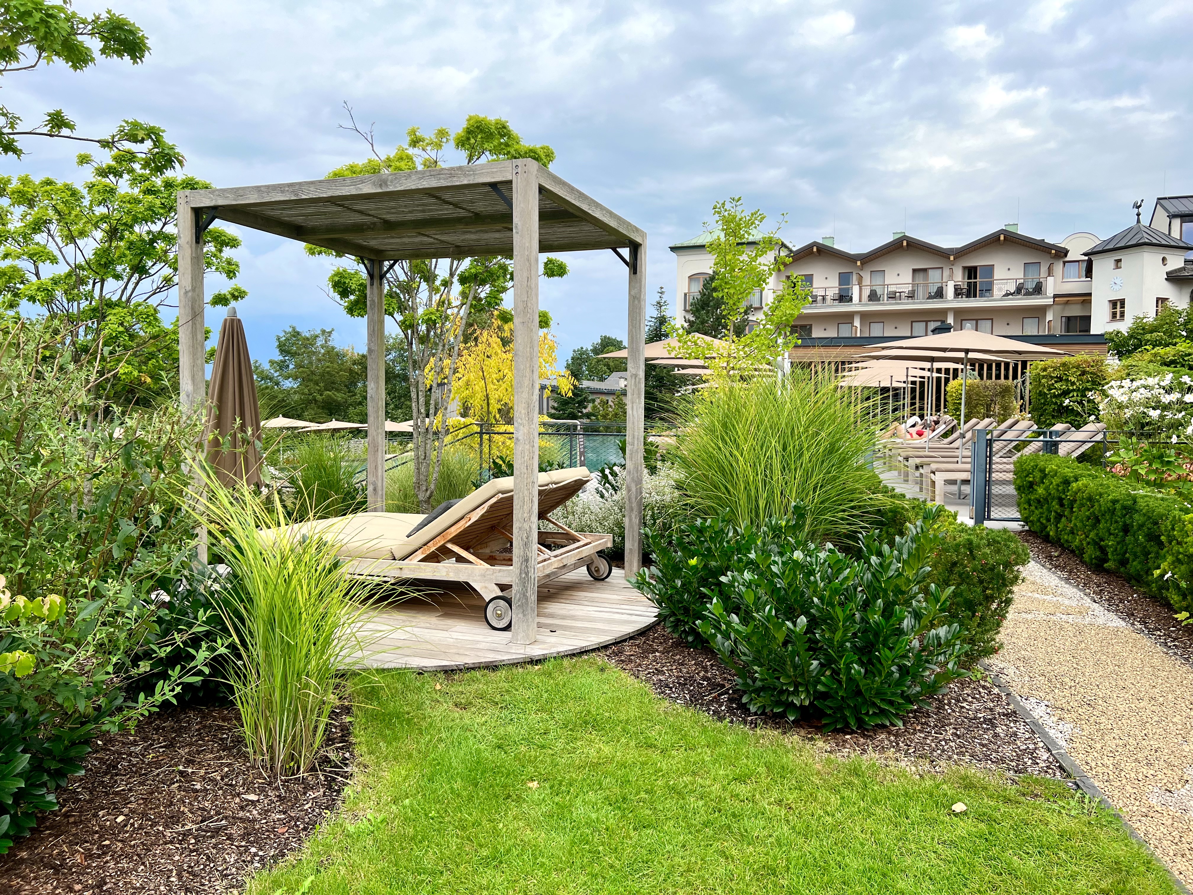 relaxation area in the garden at Gmachl