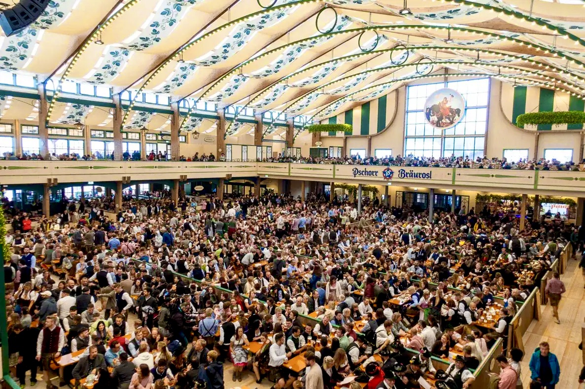 beer-tent-at-Octoberfest