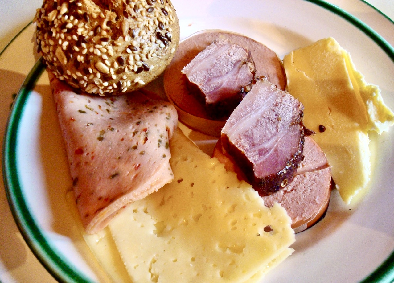roll-with-cheese-butter-and-han