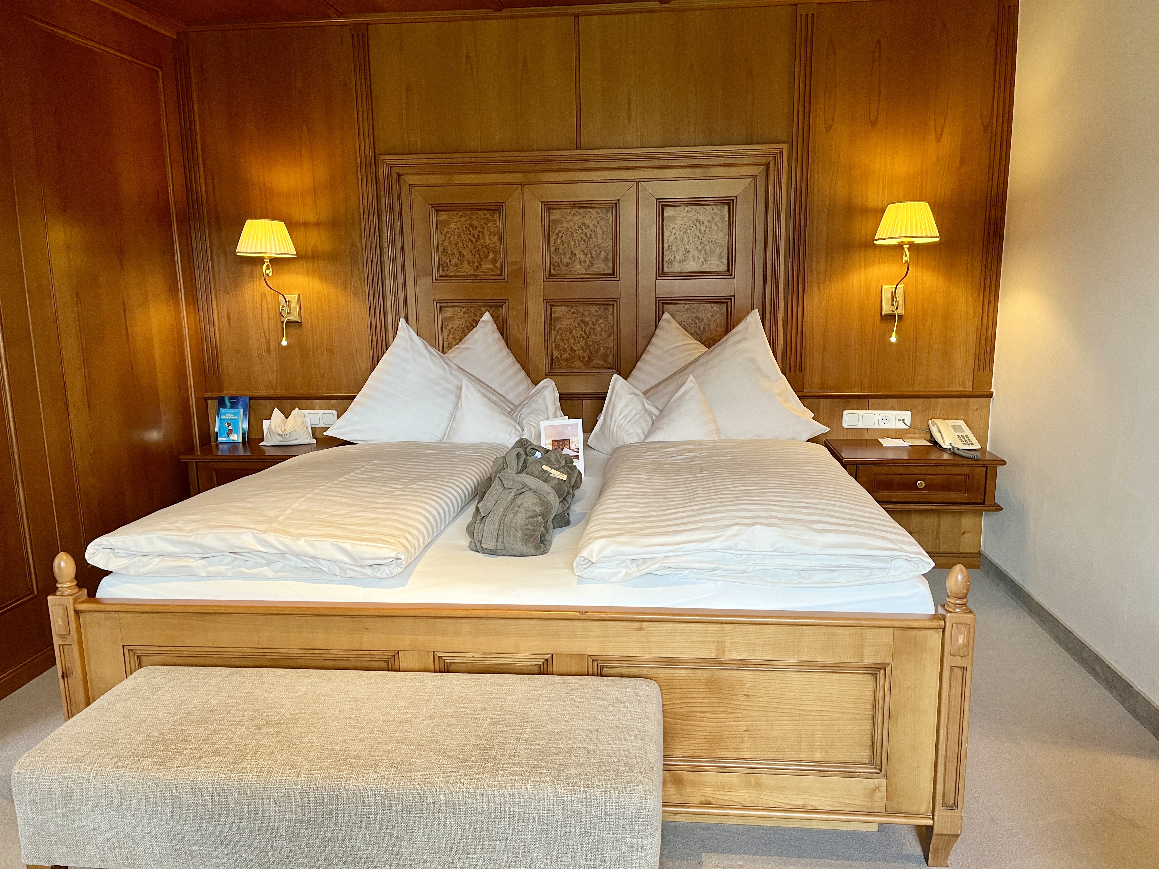 hotel-post-bedroom