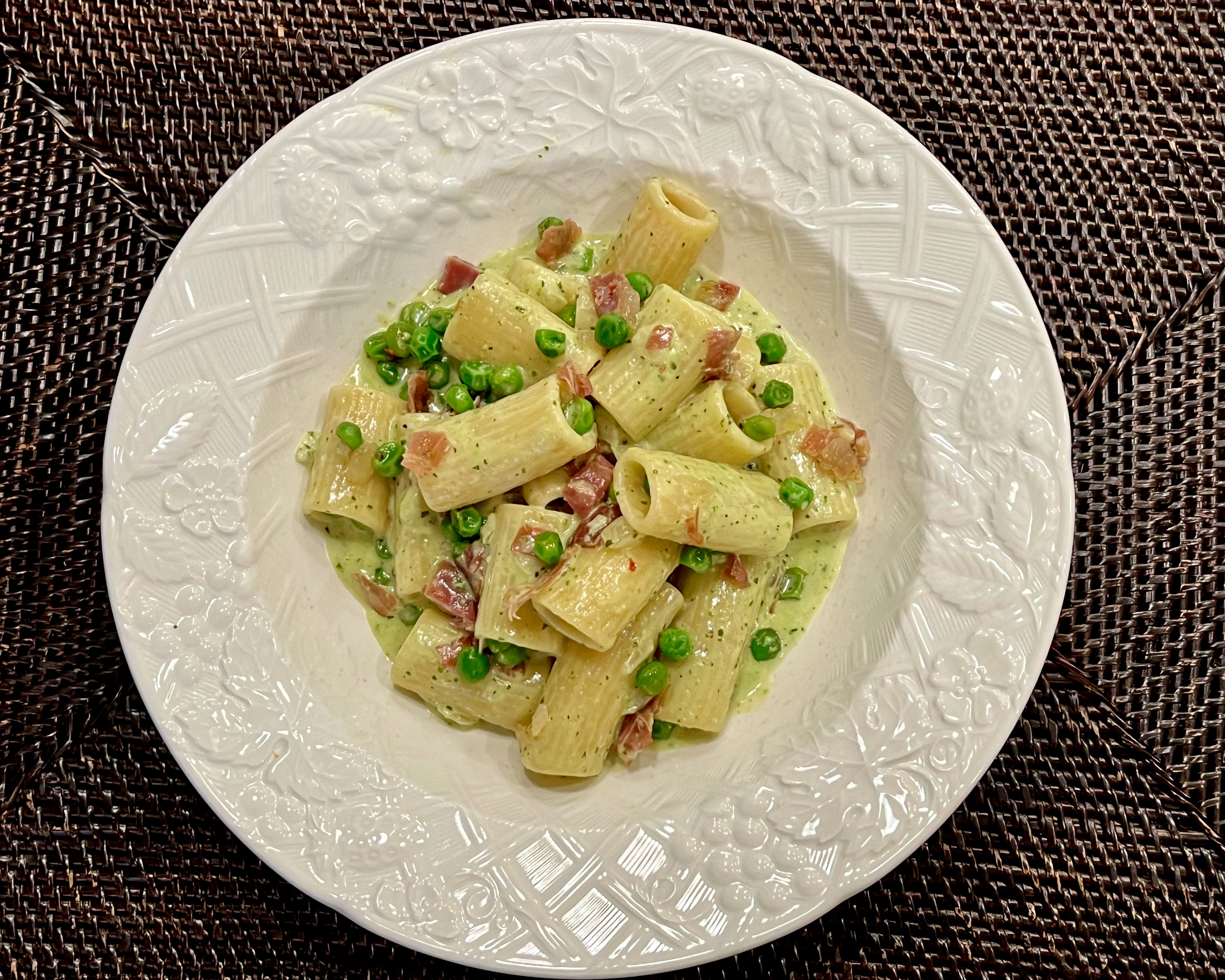 creamy-pesto-pasta-with-prosciutto-and-peas