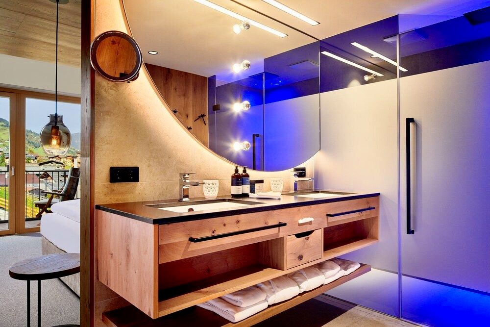 junior-suite-bathroom-with-walk-in-shower-at-das-edelweiss-grossarl-austria