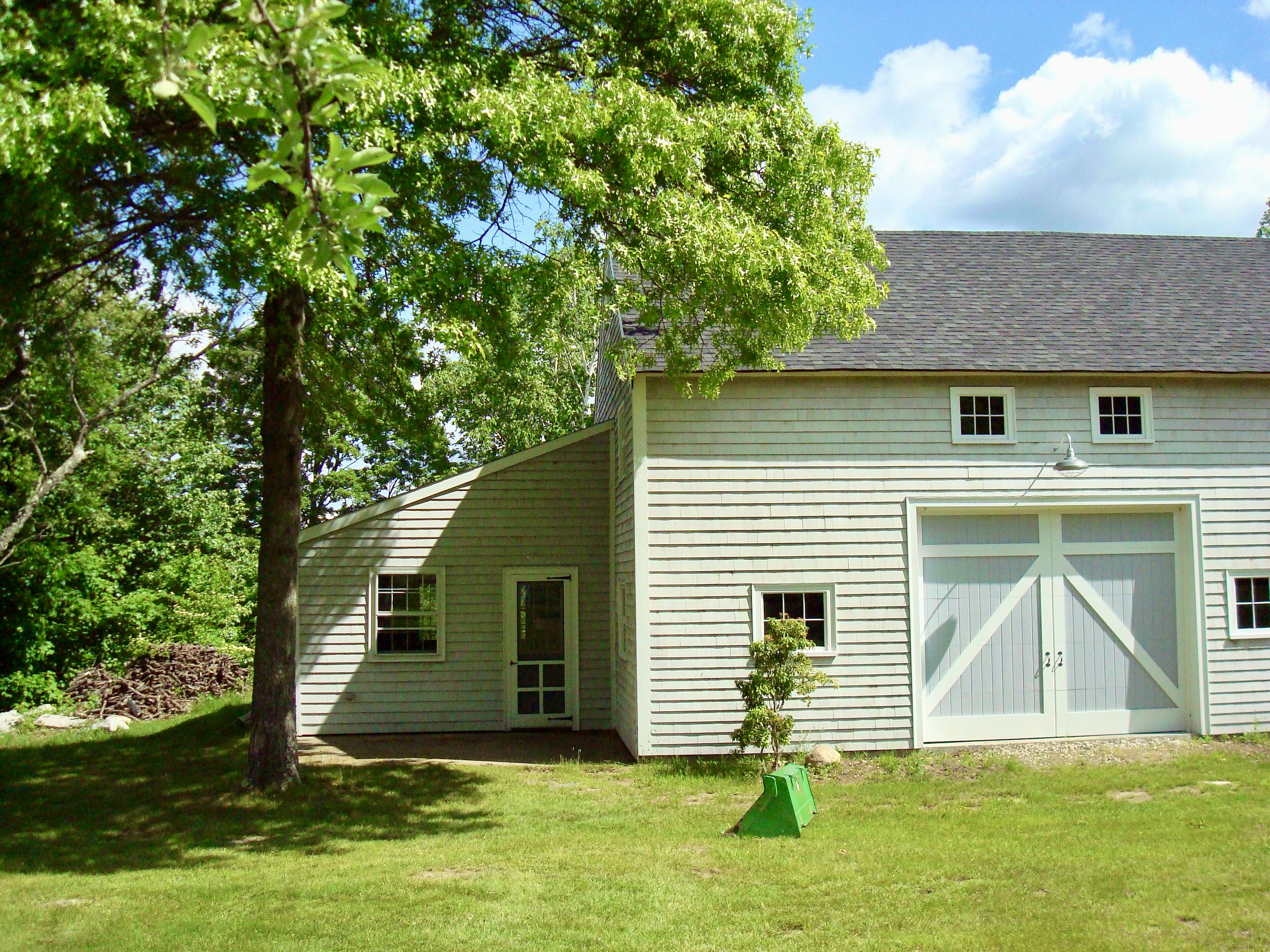 apple-store-on-side-of-barn