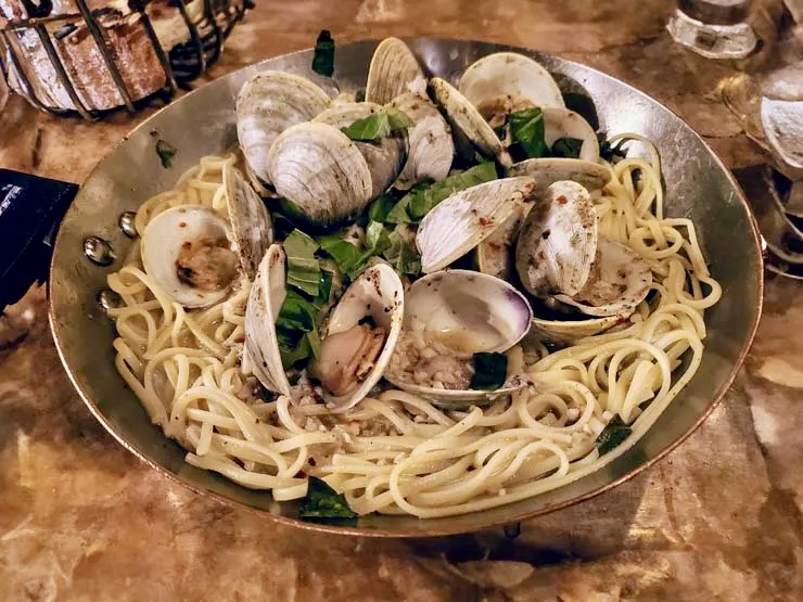 in the pan linguine and clams in a white sauce