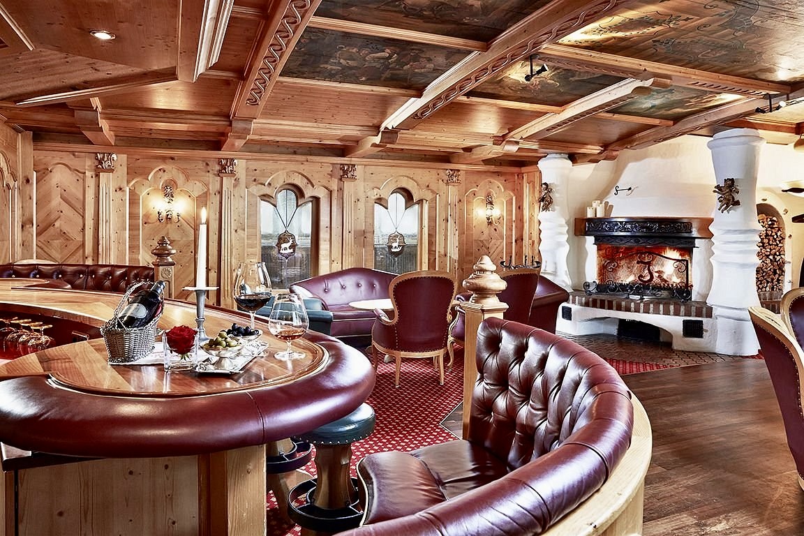 the bar and lounge at Jagdhof Neustift